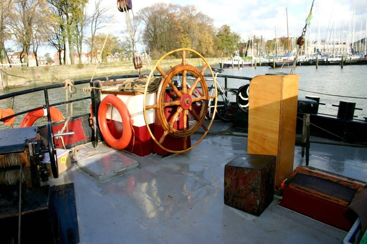 Het achterdek met stuurwiel