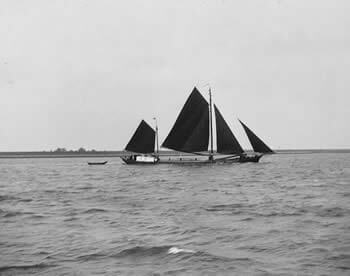 De Dana Adriana diepgeladen, kruisend op het Haringvliet