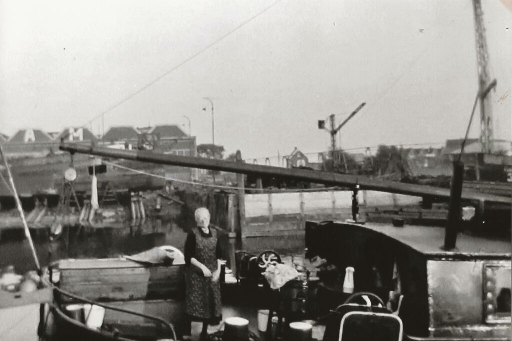 Jenneke Theunisse op het achterdek, jaren 30