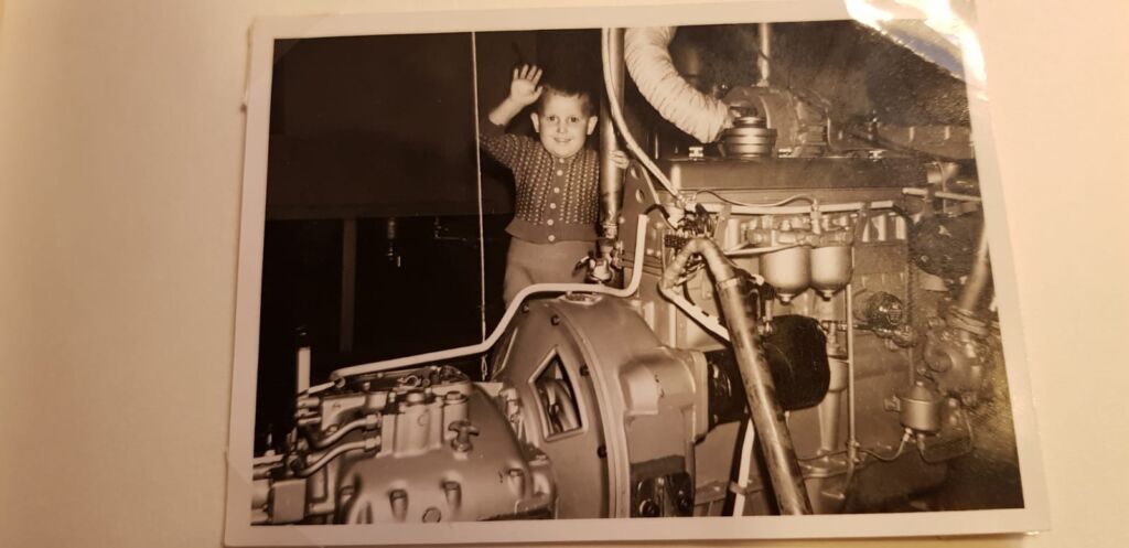 Piet T. met motor, afgebeeld Piet T. Jzn, 1958